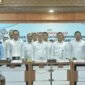 Wakil Gubernur Aceh, H. Fadhlullah, SE., mendampingi Menko Pangan Zulkifli Hasan pada rapat koordinasi Satgas Nasional, Satgas Provinsi, dan Satgas Kabupaten/Kota Koperasi Desa Merah Putih (KDMP) se-Aceh di Gedung Serbaguna Setda Aceh, Kamis 18/9/2025 (Foto:Dok.Biro Adpim Setda Aceh) 