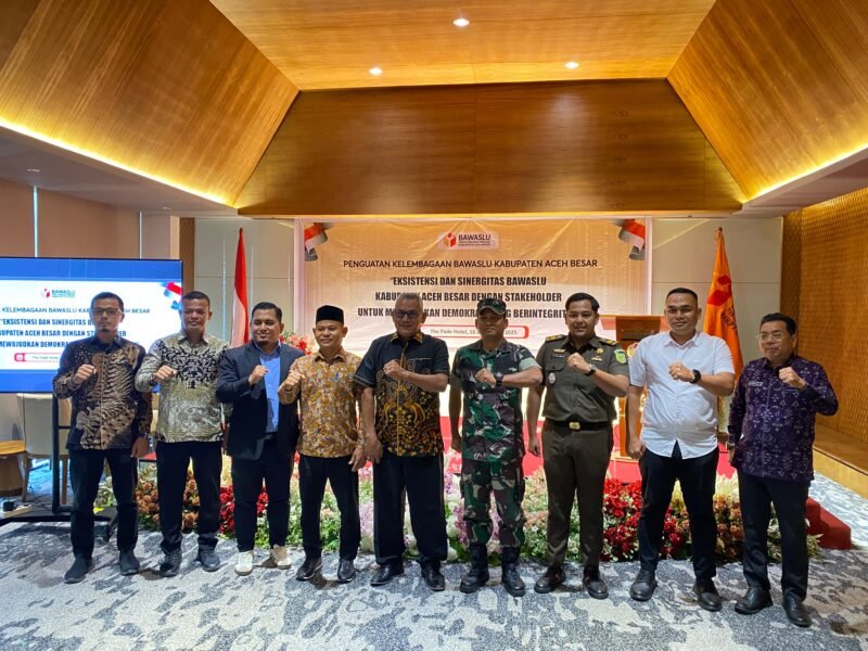 Kepala Badan Kesatuan Kebangsaan dan Politik (Kesbangpol) Aceh Besar, Sofian, SH, foto bersama usai pembukaan acara Penguatan Kelembagaan pengawas pemilu Aceh Besar di The Pade Hotel, Kamis (18/9/2025). FOTO/MC ACEH BESAR