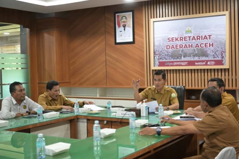 Sekretaris Daerah Aceh, M.Nasir rapat terkait penanganan dan penetapan sumur minyak masyarakat dengan Pemerintah Kupaten Bireun, Aceh Utara,Aceh Timur dan Aceh Tamiang secara zoom di ruang rapat Sekda Banda Aceh, 22/9/2025 (Foto:Dok.Biro Adpim Setda Aceh) 