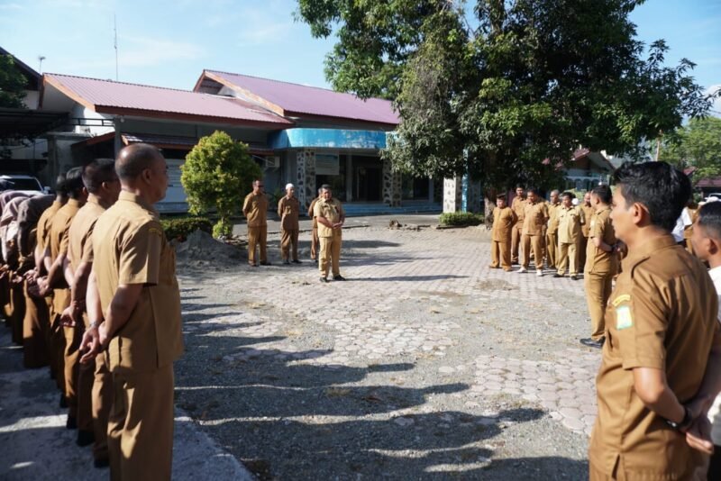 Sekda Aceh Besar Bahrul Jamil memimpin Apel gabungan Diskominfo, Disdikbud, Disdukcapil dan Kesekretariat Istimewa Aceh yang dilaksanakan setiap hari senin dan kamis, berlangsung di halaman kantor Bupati lama, Senin (22/09/2025). FOTO/MC ACEH BESAR