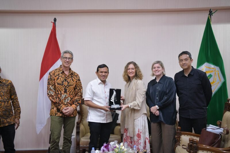Wakil Gubernur Aceh, Fadhlullah, SE, menerima kunjungan Dubes Selandia Baru Giselle Larcombe
Deputy Head Of Mission New Zealand Embassy di Rumah Dinas Wakil Gubernur, (23/09/2025). Foto : Dok. Biro Adpim Setda Aceh