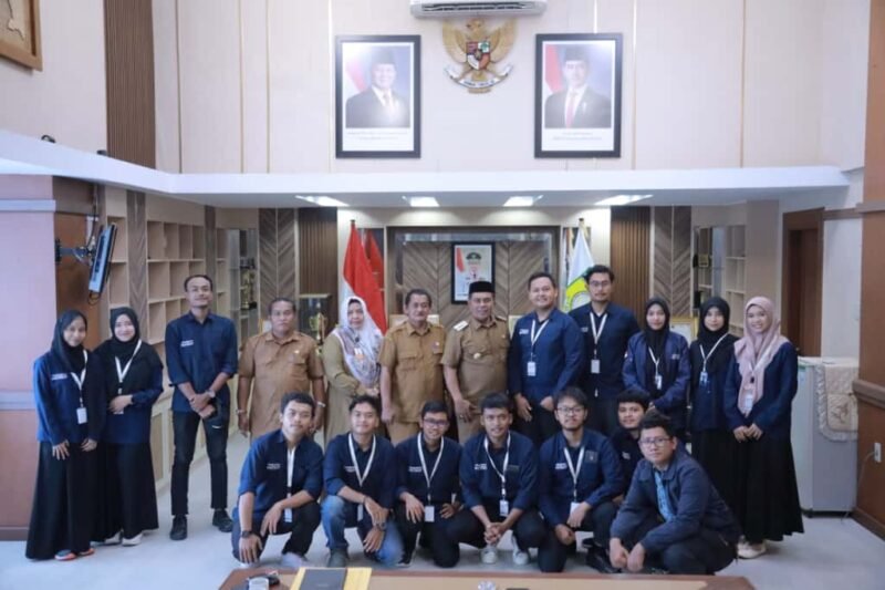 Bupati Aceh Besar H Muharram Idris didampingi Wabup Aceh Besar Drs H Syukri dan Sekdakab Aceh Besar Bahrul Jamil Ssos MSi menerima piala juara umum yang diraih Kwarcab Pramuka Aceh Besar pada Musabaqah Tunas Ramadhan ke-24 tahun 2025 dari Ketua Kwarcab Pramuka Aceh Besar Muhammad Iswanto SSTP MM di ruang kerja Bupati Aceh Besar, Selasa (23/9/2025). FOTO/ PROKOPIM PEMKAB ACEH BESAR