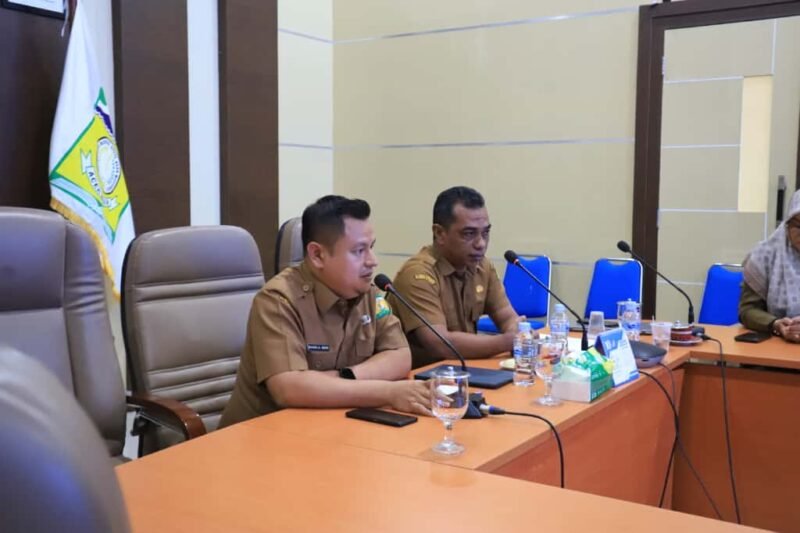 Plt Asisten Administrasi Umum Setdakab Aceh Besar, Muharril Al-Aqshar SE, M.Ec.Dev membuka Rapat Koordinasi TPID Kabupaten Aceh Besar di ruang rapat Kantor Bupati Aceh Besar, Kota Jantho, Selasa (23/9/2025). FOTO/ PROKOPIM PEMKAB ACEH BESAR