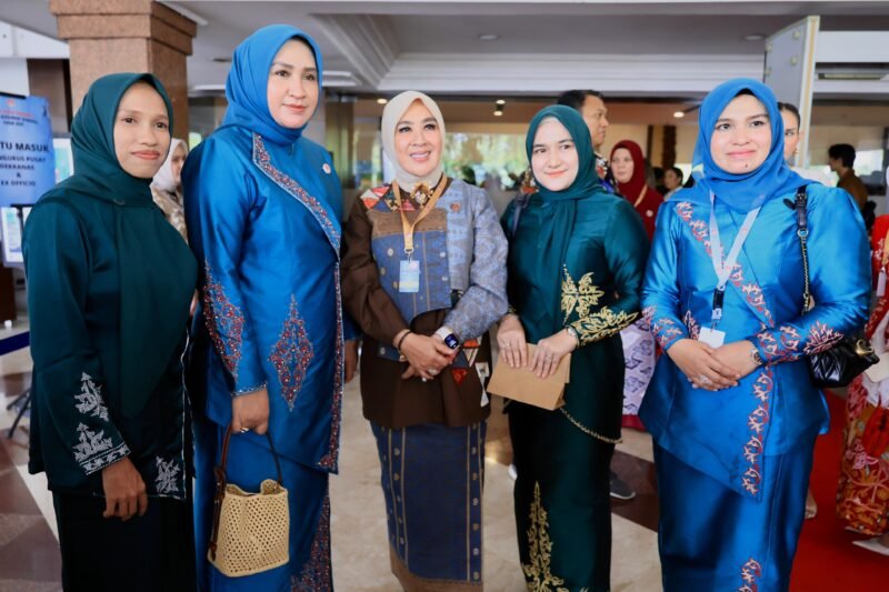 Ketua Dewan Kerajinan Nasional Daerah (Dekranasda) Aceh, Ny. Marlina Muzakir, di dampingi wakil ketua harian Dekranasda Malahayati M.Nasir menghadiri Rapat Kerja Nasional (Rakernas) Dewan Kerajinan Nasional Tahun 2025 yang berlangsung di Jakarta. Kegiatan ini mengangkat tema “Optimalisasi Peran Dekranasda dalam Mengembangkan Produk Kerajinan” dan dihadiri oleh seluruh Ketua Dekranasda provinsi, kabupaten, dan kota se-Indonesia. di Ballroom Krakatau Mercure, Ancol, Jakarta Utara, Selasa, 23 September 2025 (Foto:Dok.Biro Adpim Setda Aceh) 