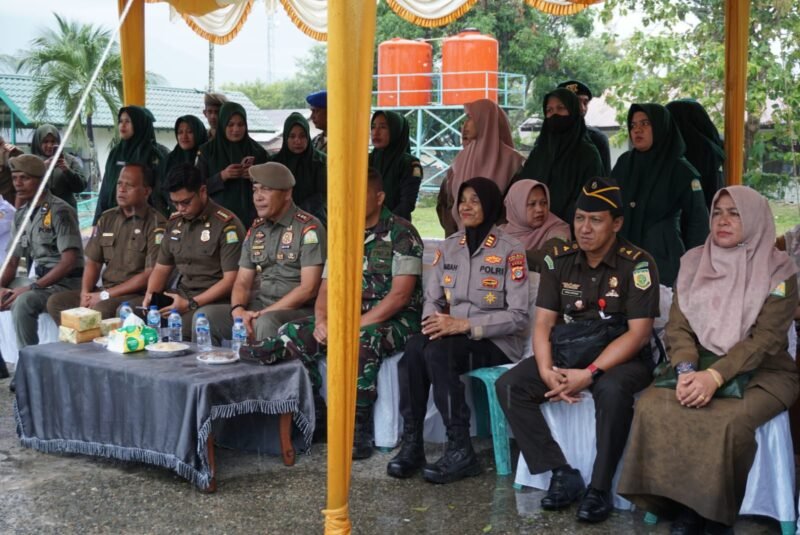 Kasatpol PP dan WH Aceh Besar Muhajir menghadiri eksekusi hukuman cambuk kepada terpidana kasus jarimah maisir (perjudian) yang digelar oleh Kejaksaan Negeri Aceh Besar, bertempat di halaman Masjid Al-Munawwarah, Kota Jantho, Senin (22/09/2025). FOTO/MC ACEH BESAR