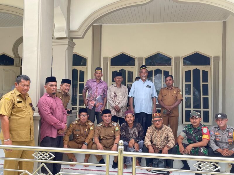 Bupati H. Muharram Idris dan Wabup Drs. H. Syukri A. Jalil, serta Sekda Aceh Besar Bahrul Jamil, S.Sos., M.Si., foto bersama dengan Camat Zahri, SE., M.Si dan Forkopimcam Lembah Seulawah, Keuchik serta perangkap gampong Teuladan pada Kenduri Maulid di Masjid Darul Mukmin, Gampong Teuladan, Kecamatan Lembah Seulawah, Selasa (23/9/2025). FOTO/MC ACEH BESAR
