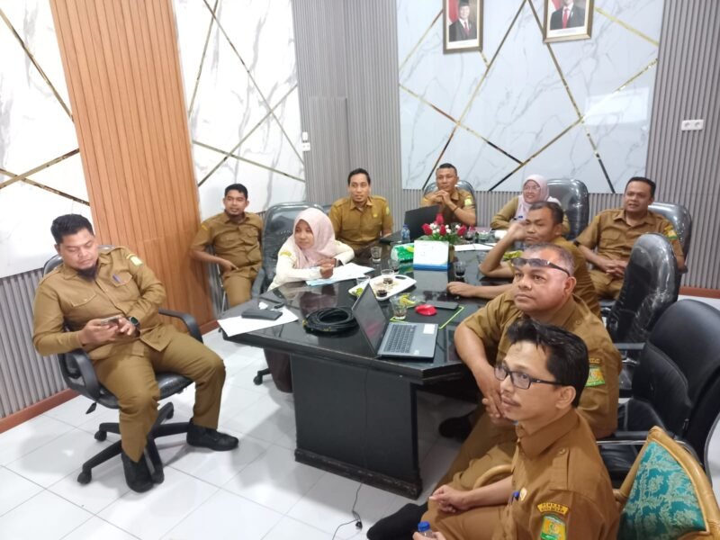 Tim E-Office Diskominfo Aceh Besar sedang memberikan Bimtek kepada Operator Dinas Lingkungan Hidup di Kota Jantho, Selasa (23/09/2025) FOTO/MC ACEH BESA