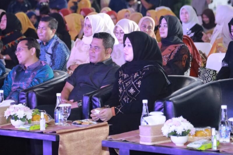 Bupati Aceh Besar H Muharram Idris (Syech Muharram), bersama Ketua TP PKK Aceh Besar Hj Rita Mayasari menghadiri malam pembukaan Meuseuraya Festival 2025 yang digelar di Balee Meuseuraya Aceh (BMA), Kota Banda Aceh, Rabu (24/9/2025). FOTO/ PROKOPIM PEMKAB ACEH BESAR