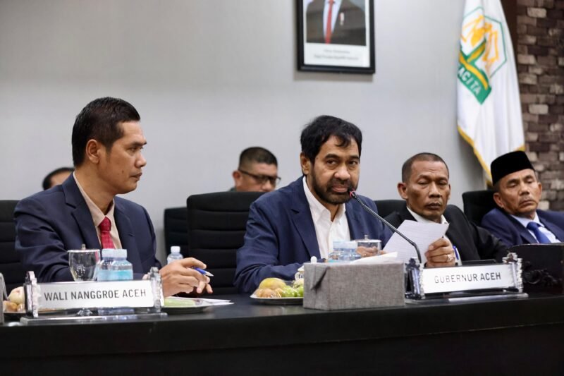 Gubernur Aceh, Muzakir Manaf memberi pernyataan pada media menanggapi hasil Rekomendasi Pansus DPRA terhadap Mineral, Batu Bara, Minyak dan Gas, di Ruang Serbaguna DPR Aceh, Kamis (25/9/2025). Foto : Dok. Biro Adpim Setda Aceh