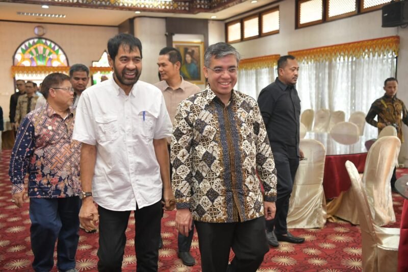 Menteri Tenaga Kerja dan Transmigrasi Republik Indonesia, Yassirlie dan Istri serta rombongan disambut Gubernur Aceh, Muzakir Manaf dan Istri, Marlina Usman serta Sekda Aceh, M. Nasir, Kepala Dinas Terkait silaturahmi dan jamuan Makan siang bersama di restoran pendopo gubernur Aceh, Kamis, 25/09/2025 (Foto:Dok.Biro Adpim Setda Aceh)