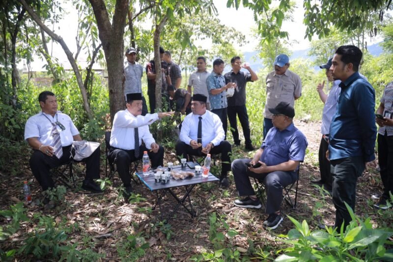 Bupati Aceh Besar Muharram Idris didampingi Wakil Bupati Drs. Syukri A. Jalil, Sekda Bahrul Jamil S.Sos M.Si, Asisten I Sekdakab Farhan AP, Plt Asisten III Sekdakab Muharril Al-Aqshar SE, M.Ec.Dev, Kadis PUPR Ir Syahrial Amanullah ST dan Plt. Kadis Sosial Aulia Rahman SSTP M.Si meninjau langsung lahan lokasi pembangunan Sekolah Rakyat, di Kota Jantho, Kamis (25/09/2025).FOTO/ PROKOPIM PEMKAB ACEH BESAR