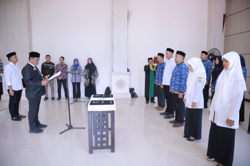 Bupati Aceh Besar Muharram Idris mengukuhkan empat Kepala Puskesmas dan melantik delapan pejabat fungsional dilingkup Pemerintah Kabupaten Aceh Besar. Upacara pengambilan sumpah dilakukan di Kantor Bupati Aceh Besar, Kota Jantho, Kamis (25/09/2025). FOTO/PROKOPIM PEMKAB ACEH BESAR