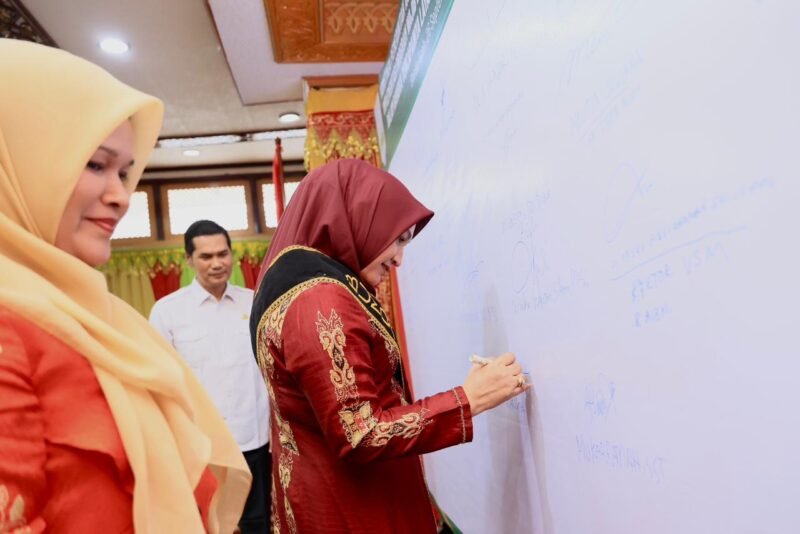 Bunda PAUD Aceh, Marlina Muzakir, menghadiri prosesi penandatanganan komitmen Pemerintah Aceh bersama Bunda PAUD terkait implementasi program wajib belajar 13 tahun, termasuk 1 tahun pra-sekolah. Kegiatan yang bertujuan untuk mewujudkan layanan PAUD bermutu bagi semua anak ini berlangsung di Meuligoe Gubernur Aceh, Jumat 26/9/2025 (Foto:Dok.Biro Adpim Setda Aceh) 