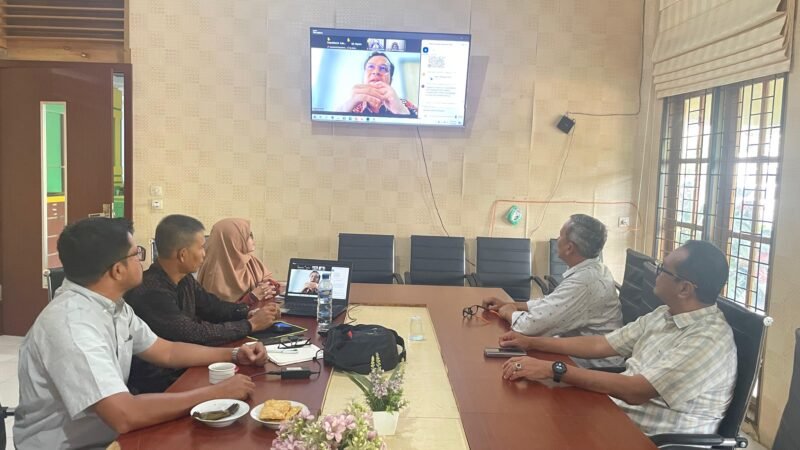 Suasana rapat pematangan persiapan penilaian desa anti korupsi tahun 2025, di ruang rapat Dinas Kominfo Aceh Besar, Kota Jantho, Kabupaten Aceh Besar, Jumat (26/9/2025). FOTO/ MC ACEH BESAR