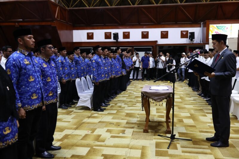 Sekretaris Daerah Aceh, M. Nasir, S.IP., MPA, melantik 290 pejabat eselon III dan IV di lingkungan Pemerintah Aceh, yang berlangsung di Anjong Mon Mata, Komplek Meuligoe Gubernur Aceh, Jumat 26/9/2025 (Foto:Dok.Biro Adpim Setda Aceh) 