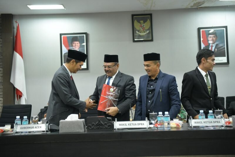 Sekretaris Daerah Aceh, M. Nasir, S.IP., MPA, menyampaikan Nota keuangan dan rencana Qanun Aceh tentang APBA perubahan Tahun 2025 di gedung Serbaguna DPR Aceh, Jum’at, 26/9/2025. Foto : Dok. Biro Adpim Setda Aceh