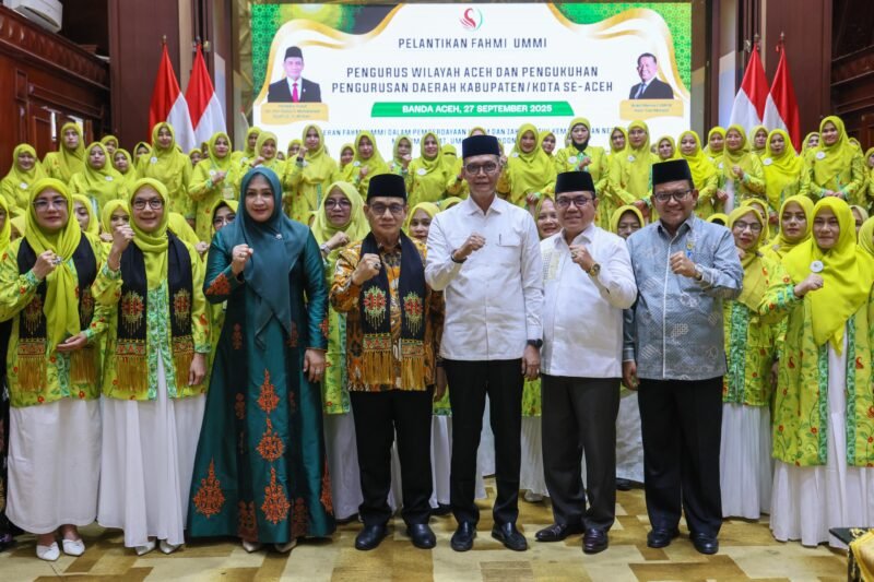 Ketua TP PKK Aceh, Marlina Muzakir, menghadiri acara Pelantikan Forum Silaturahmi Ummi Muslimah Indonesia (Fahmi Ummi) Pengurus Wilayah Aceh serta Pengukuhan Pengurus Daerah Kabupaten/Kota se-Aceh di Anjong Mon Mata, Kota Banda Aceh, Sabtu 27/9/2025 (Foto:Dok.Biro Adpim Setda Aceh) 
