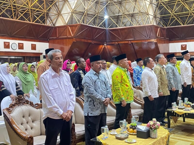 Foto bersama usai pelantikan pengurus wilayah dan pengurus daerah Fahmi Ummi Provinsi Aceh, di Anjong Mon Mata, Pendopo Gubernur Aceh, Kota Banda Aceh, Sabtu (27/9/2025). FOTO/ MC ACEH BESAR
