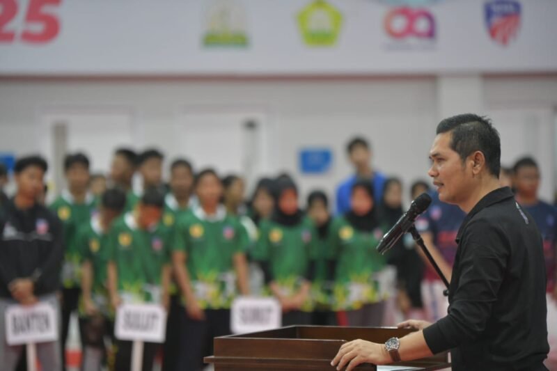 Sekda Aceh, M. Nasir membuka Kejuaraan Nasional Anggar Tahun 2025 dan Indonesia Fencing  Open 2025 di Gor Anggar Stadion Harapan Bangsa, Minggu, 28/09/2025 (Foto:Dok.Biro Adpim Setda Aceh) 