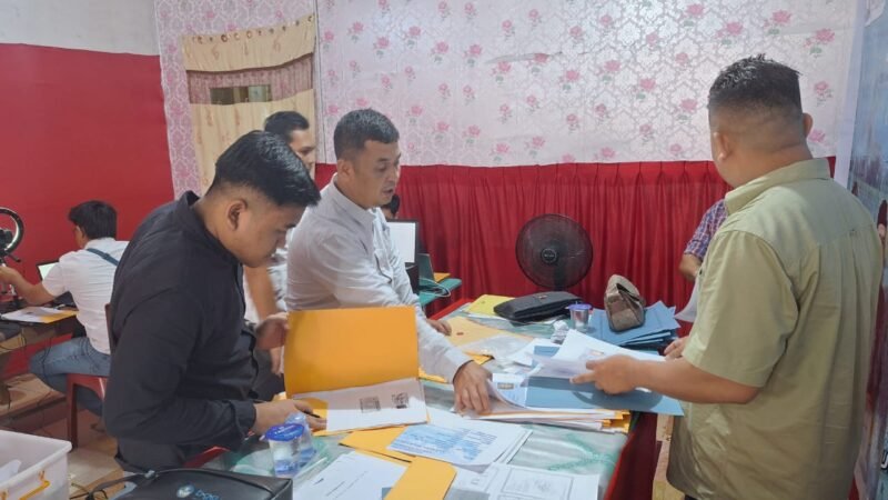 Petugas imigrasi meulaboh turun langsung ke simeulue untuk proses paspor jamaah umrah, Minggu 28/9/2025 (Foto:Dok.Ist) 
