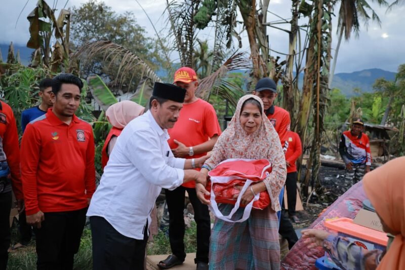 Wakil Bupati Aceh Besar, Drs. Syukri A Jalil salurkan bantuan masa panik untuk korban kebakaran di Gampong Pantee Rawa, Kecamatan Sukamakmur, Minggu (28/09/2025) sore.FOTO/MC ACEH BESAR