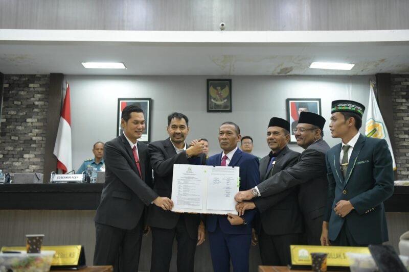 Gubernur Aceh, Muzakir Manaf, menyampaikan pendapat akhir terhadap rancangan Qanun Aceh tentang perubahan APBA dan sekaligus menandatangani berita acara persetujuan DPRA terhadap rancangan Qanun Aceh tentang perubahan APBA tahun 2025 di ruang serbaguna DPRA, Senin, 19/09/2025 (Foto:Dok.Biro Adpim Setda Aceh)