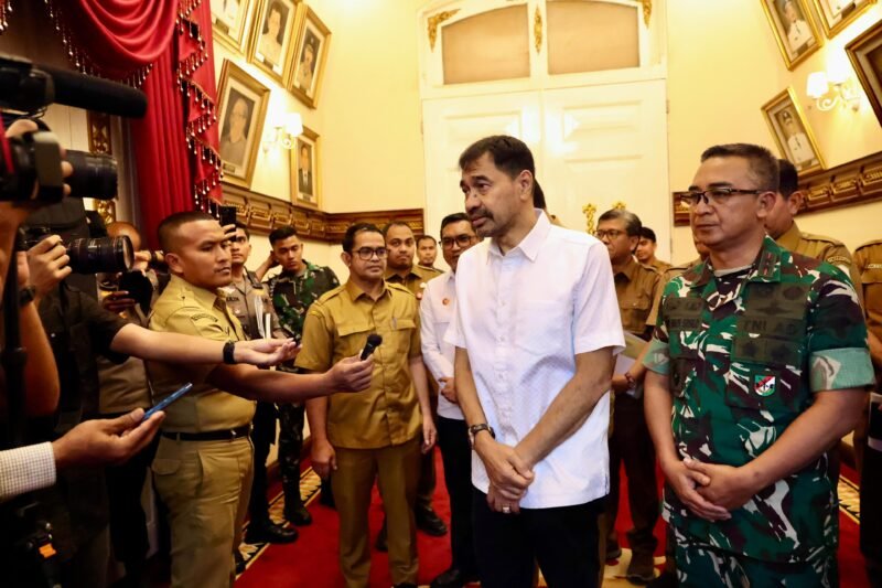 Gubernur Aceh, Muzakir Manaf, memimpin rapat koordinasi bersama Forkopimda Aceh terkait penertiban tambang ilegal di Aceh, di Ruang Rapat Pendopo Gubernur Aceh, Selasa (30/9/2025). Foto : Dok. Biro Adpim Setda Aceh
