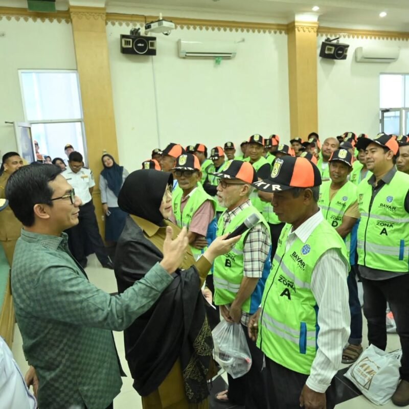 Wali kota Illiza dan Ketua DPRK Irwansyah berdialog langsung dengan para jukir,Senin 15/9/2025 (Foto: Dok.Ist)