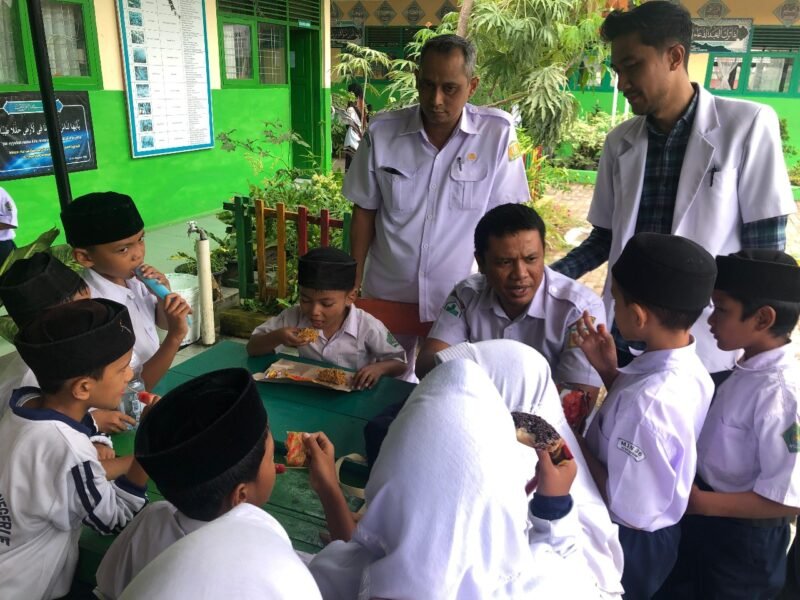 Penanggung Jawab Klaster 4 (Penanggulangan Penyakit Menular dan Kesehatan Lingkungan), Jefrianda SKM MSi memberikan pembinaan terhadap para murid di MIN 36 Aceh Besar, Lamlhom, Lhoknga, Aceh Besar, Selasa (30/9/2025). FOTO/ MC ACEH BESAR
