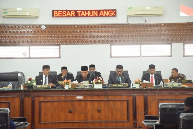 Bupati Aceh Besar H Muharram Idris didampingi Wabup Drs H Syukri, Sekda Bahrul Jamil SSos MSi bersama Pimpinan DPRK Aceh Besar memperlihatkan dokumen persetujuan Raqan Kabupaten Aceh Besar Tentang Perubahan APBK menjadi Qanun APBK-P Aceh Besar TA 2025, dalam sidang paripurna, di Gedung DPRK Aceh Besar, Kota Jantho, Selasa (30/9/2025) siang.FOTO/ MC ACEH BESAR 