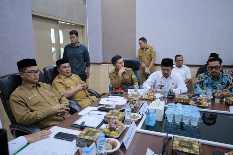 Wabup Aceh Besar Drs. H. Syukri A. Jalil, M.Si. mengikuti Rapat Paripurna di Gedung DPRK Aceh Besar, Kota Jantho, Selasa (30/9/2025). FOTO/MC ACEH BESAR