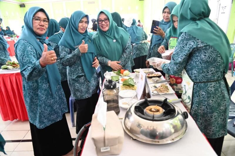 Wakil Ketua TP PKK Aceh Besar Hj. Nurul Fazli SAg, tinjau Lomba Cipta Menu Masak Serba Ikan Tingkat Kabupaten Aceh Besar di Aula UDKP Kantor Camat Indrapuri, Aceh Besar, Kamis (02/10/2025). FOTO/MC ACEH BESAR