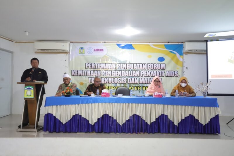 Sekda Aceh Besar Bahrul Jamil SSos MSi membuka pertemuan penguatan Forum Kemitraan Pengendalian Penyakit Aids, Tuberkulosis dan Malaria (PP ATM) tingkat Kabupaten Aceh Besar di Wisma Atlet Kota Jantho, Kamis (2/10/2025).FOTO/ MC ACEH BESAR