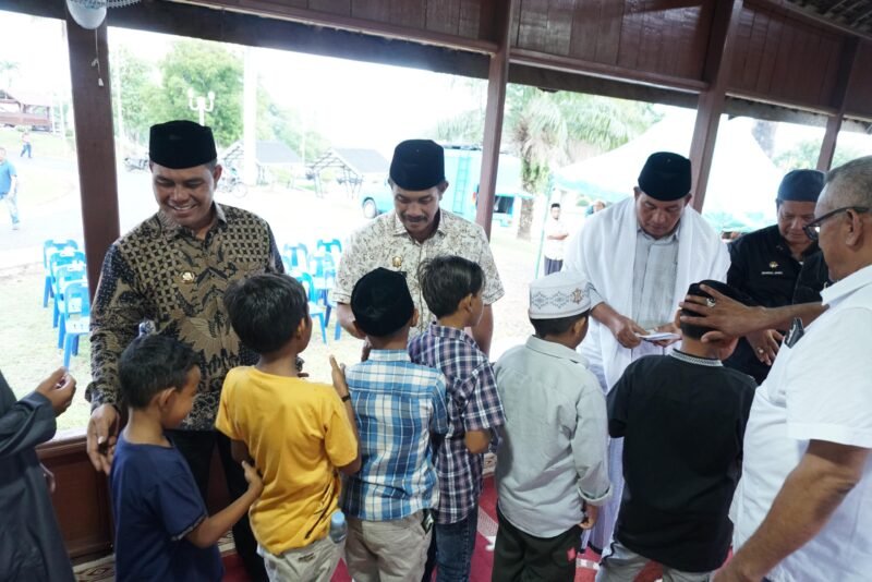 Bupati Aceh Besar   H Muharram Idris menyatuni secara simbolis kepada 80 orang yatim pada peringatan Maulid Nabi Muhammad SAW 1447 H yang digelar oleh jamaah halaqah pengajian meuligoe Bupati Aceh Besar, Kota Jantho, Aceh, Kamis(02/10/2025).FOTO/ MC ACEH BESAR