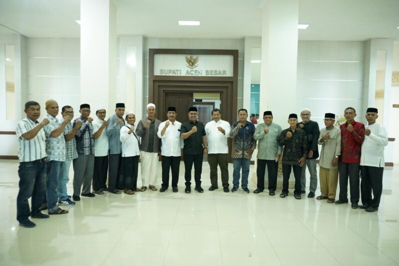 Bupati Aceh Besar, H. Muharram Idris dan Wakil Bupati Aceh Besar Drs. H. Syukri A. Jalil foto bersama dengan Tim Pemekaran Aceh Rayeuk di Aula Lantai 2 Kantor Bupati Aceh Besar, Jum’at (3/10/2025). FOTO/MC ACEH BESAR