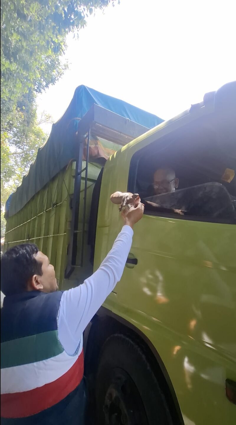 Wakil gubernur aceh berbagi makan siang dengan sopir truk, Sabtu 04/10/2025 (Foto:Dok.Biro Adpim Setda Aceh) 
