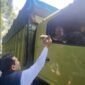 Wakil gubernur aceh berbagi makan siang dengan sopir truk, Sabtu 04/10/2025 (Foto:Dok.Biro Adpim Setda Aceh) 