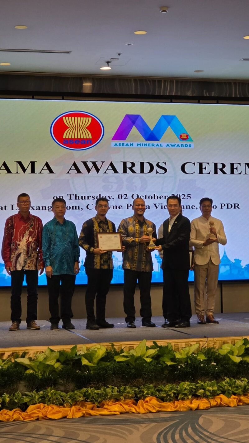 Menteri Industri & Perdagangan Laos PDR, H.E. Malaithong Kommasith menyerahkan penghargaan 1st Runner Up Asean Mineral Awards (AMA) 2025 kepada Quarry Manager PT Solusi Bangun Andalas, Adi Handarbeni di Laos pada 2 Oktober 2025 (Foto:Dok.Ist) 