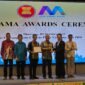 Menteri Industri & Perdagangan Laos PDR, H.E. Malaithong Kommasith menyerahkan penghargaan 1st Runner Up Asean Mineral Awards (AMA) 2025 kepada Quarry Manager PT Solusi Bangun Andalas, Adi Handarbeni di Laos pada 2 Oktober 2025 (Foto:Dok.Ist) 