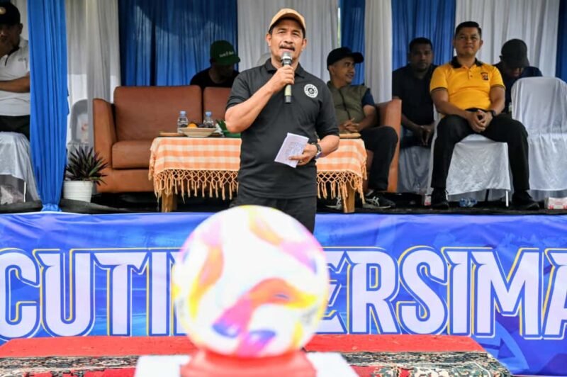 Wakil Bupati Aceh Besar Drs H Syukri A Jalil menyampaikan sambutan dan membuka Turnamen Sepak Bola Persima HUT Ke 70 di Lapangan bola kaki Meunasah Krueng, Kecamatan Ingin Jaya, Aceh Besar, Sabtu (04/10/2024). FOTO/MC ACEH BESAR