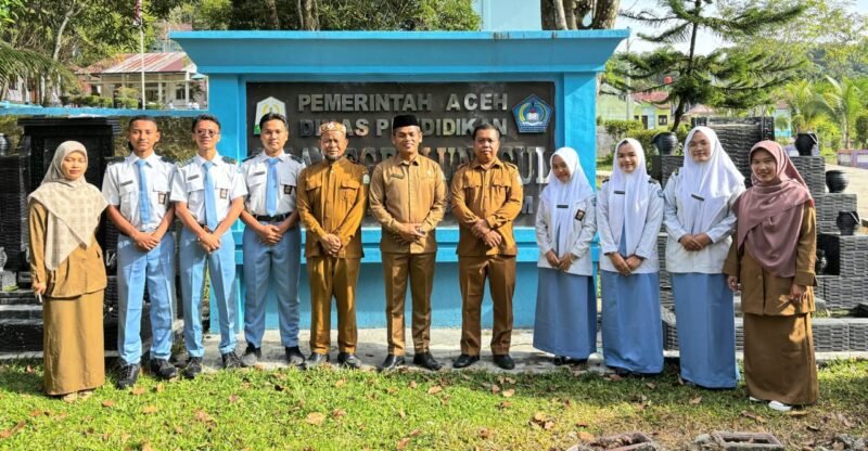 Kacabdisdik Wilayah Kota Subulussalam, Antoni Berampu didampingi Kepala SMAN Unggul Subukussalam, Syahri Ramadhan Pohan bersama guru pembimbing foto bersama dengan enam orang siswa yang mewakili Aceh di ajang FIKSI tingkat nasional. Foto : Dok. Disdik Aceh
