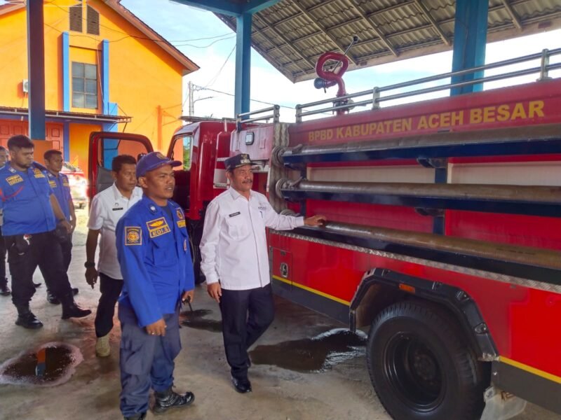 Wakil Bupati Aceh Besar Drs H Syukri A Jalil, meninjau kesiapan armada dan petugas Damkar BPBD Aceh Besar, di Pos Induk Sibreh, Kecamatan Sukamakmur, Kabupaten Aceh Besar, Rabu (8/10/2025).
FOTO/ MC ACEH BESAR