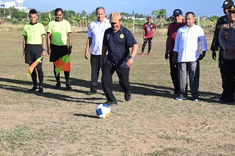 Wakil Bupati Aceh Besar Drs H Syukri A Jalil menendang bola perdana tanda dimulainya Turnamen Sepakbola Eksekutif Usia 43 di Lapangan Sepak Bola Matador FC, Kecamatan Krueng Barona Jaya, Aceh Besar, Rabu (08/10/2025). FOTO/MC ACEH BESAR
