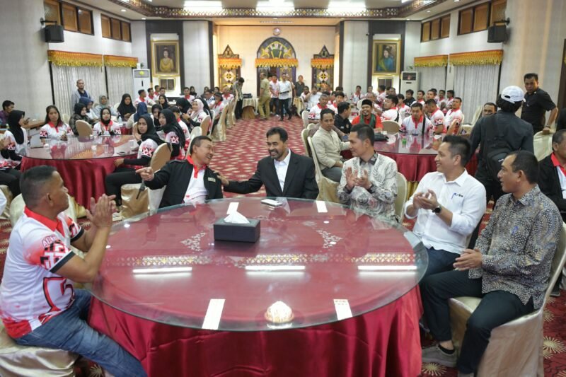 Gubernur Aceh, Muzakir Manaf melepas Kontingen Aceh mengikuti PON beladiri di restoran pendopo gubernur Aceh, Kamis (9/10/2025). Foto ; Dok. Biro Adpim Setda Aceh