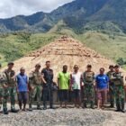 Dansatgas Yonif 112/DJ Tinjau Lokasi Pembangunan Aula Serbaguna untuk Warga Jigobak, Puncak Jaya. Foto: Dok. Humas Pendam IM