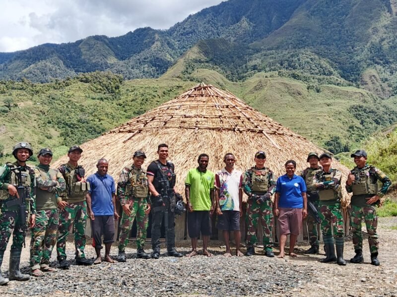 Dansatgas Yonif 112/DJ Tinjau Lokasi Pembangunan Aula Serbaguna untuk Warga Jigobak, Puncak Jaya. Foto: Dok. Humas Pendam IM