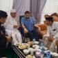 Gubernur Aceh, Muzakir Manaf, beserta rombongan berkunjung ke rumah duka almh. Ummi Hj. Ainal Mardiah Binti Ahmad (istri Tgk. H. Sofyan Mahdi/Abon Arongan) di Dayah Tautiatuth thullab (DTB) Kec. Samalanga. Kab. Bireuen, Kamis Malam, 9 okt 2025. Foto : Dok. Biro Adpim Setda Aceh