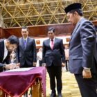 Gubernur Aceh, Muzakir Manaf, memimpin Pengambilan Sumpah dan Pelantikan Pejabat Pimpinan Tinggi Pratama, Pejabat Administrator, serta Pejabat Pengawas di lingkungan Pemerintah Aceh, sekaligus melantik Deputi BPKS, di Anjong Mon Mata, Banda Aceh, Jumat (10/10/2025). Foto : Dok. Biro Adpim Setda Aceh