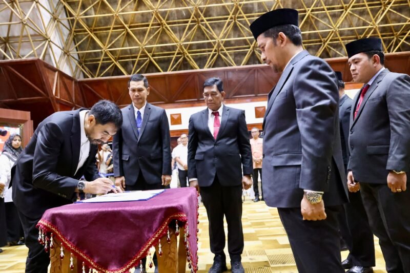 Gubernur Aceh, Muzakir Manaf, memimpin Pengambilan Sumpah dan Pelantikan Pejabat Pimpinan Tinggi Pratama, Pejabat Administrator, serta Pejabat Pengawas di lingkungan Pemerintah Aceh, sekaligus melantik Deputi BPKS, di Anjong Mon Mata, Banda Aceh, Jumat (10/10/2025). Foto : Dok. Biro Adpim Setda Aceh