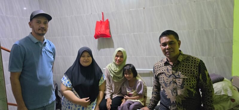 Bupati Aceh Besar H Muharram Idris kunjungi pasien bocor jantung Fatalia dan Aisyah yang sedang menjalani pengobatan di Rumah sakit Harapan Kita Jakarta, Jumat (10/10/2025).FOTO/ DOK PEMKAB ACEH BESAR